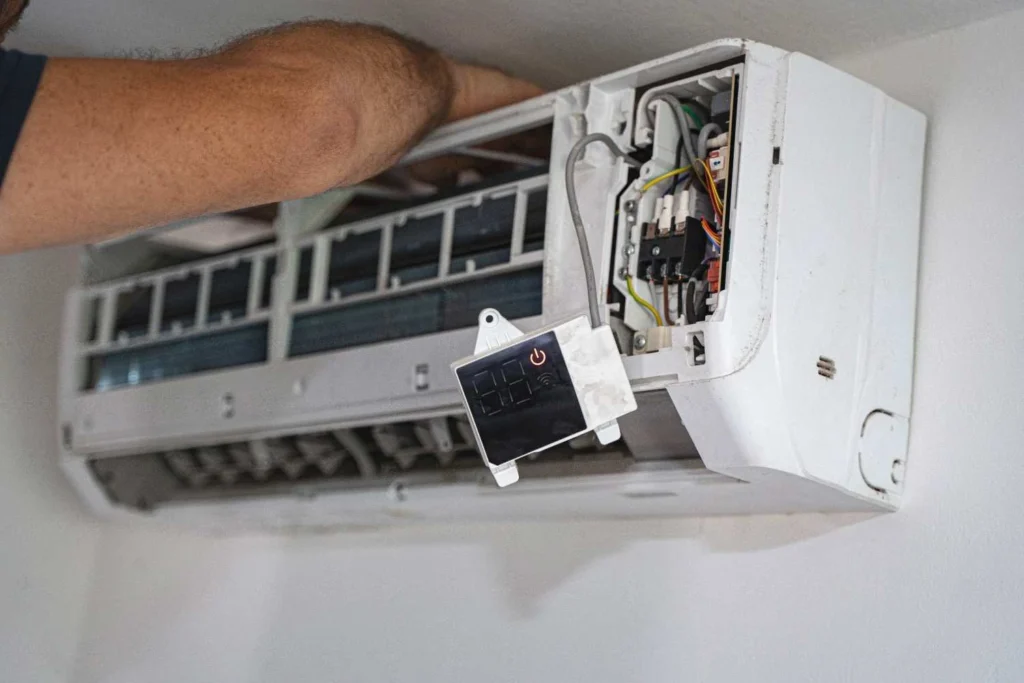 TruefixUAE-technician-doing-split-Ac-Repair-Dubai.webp-1024x683
